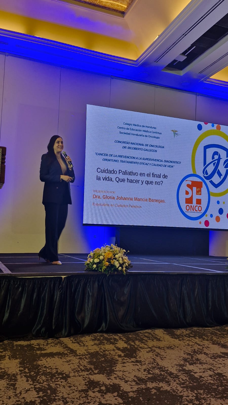 Dra. Gloria Johanna Mancia Banegas presentando sobre Cuidados Paliativos